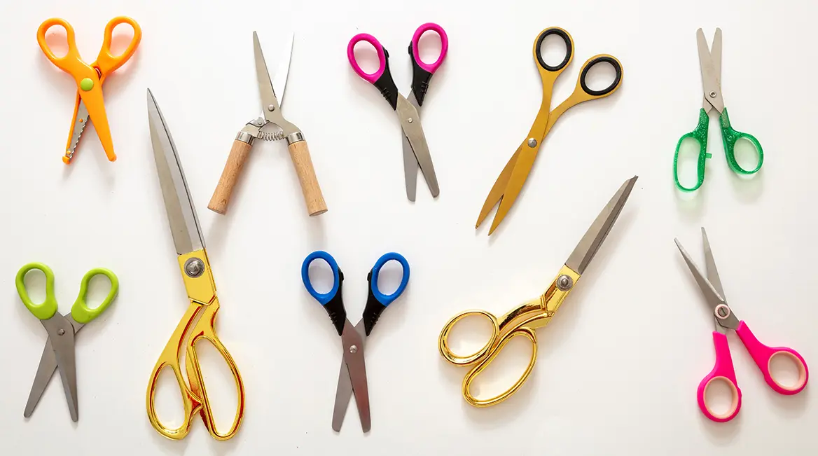 ابزارهای مورد نیاز برای برش پارچه‌های لیز و آستری (مانند قیچی تیز و وزنه‌های برش)