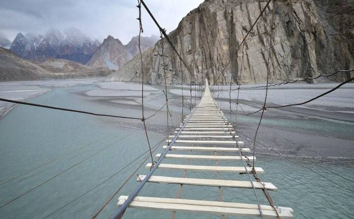 خطرناک ترین پل های جهان - پل معلق حسینی در پاکستان