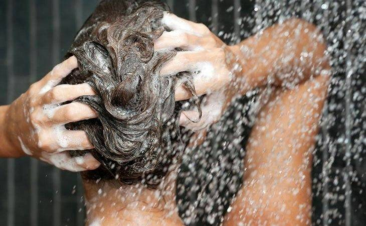 روش صحیح شستن مو و مهمترین نکات برای حفظ سلامت مو