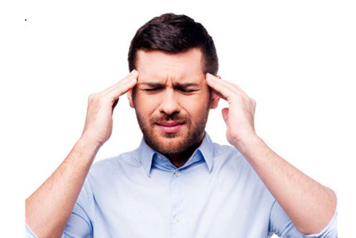درمان سردرد صبحگاهی - مرد در حال ماساژ سر
