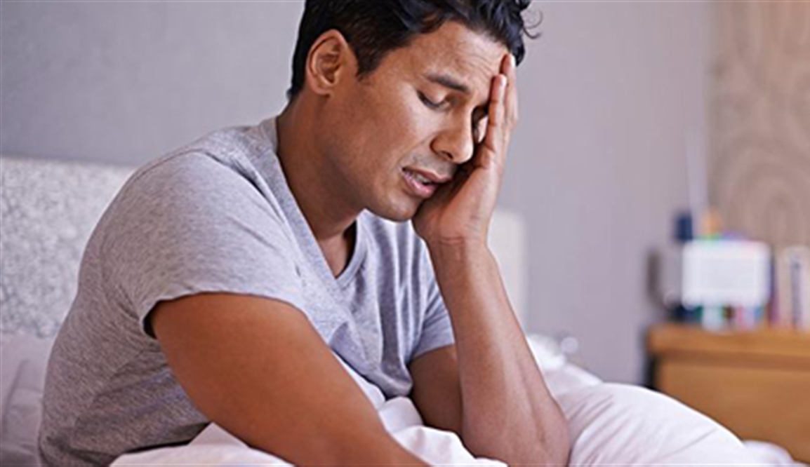 درمان سردرد صبحگاهی - مرد بیمار در رختخواب