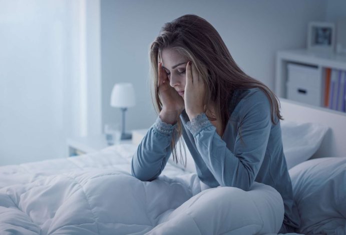درمان سردرد صبحگاهی - زن در رختخواب