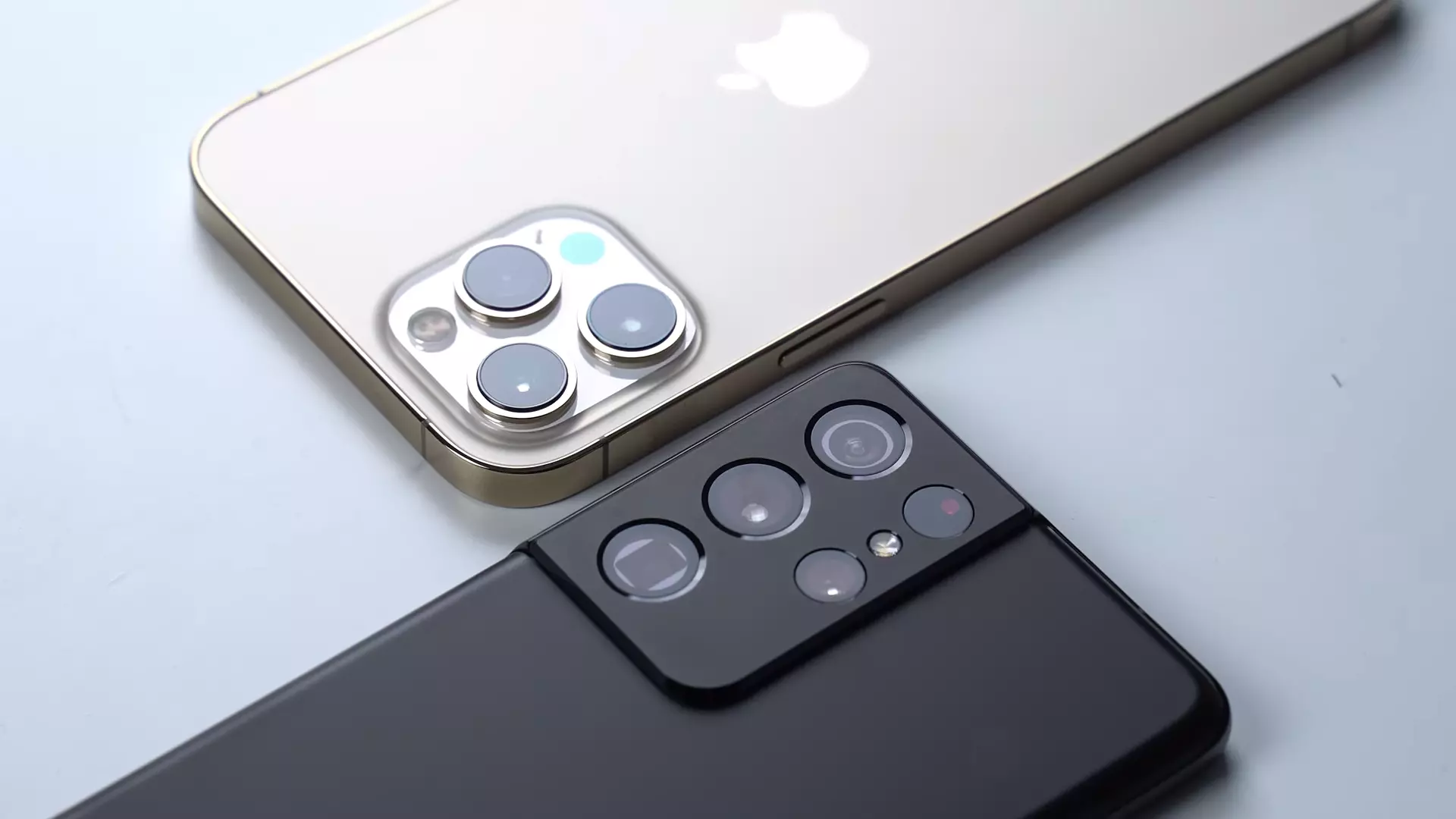 گوشی آیفون یا سامسونگ