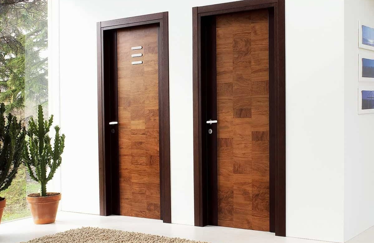 در اتاق - تميز كردن درب چوبی