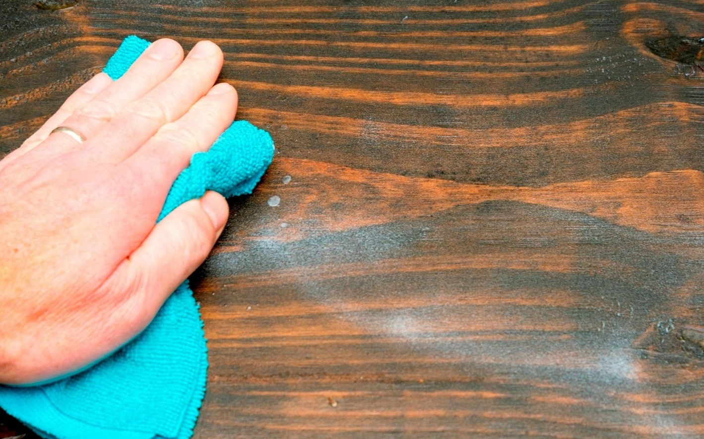 نظافت - تميز كردن درب چوبی