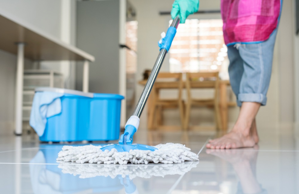 تی کردن کف خانه - تمیز کردن سنگ کف خانه