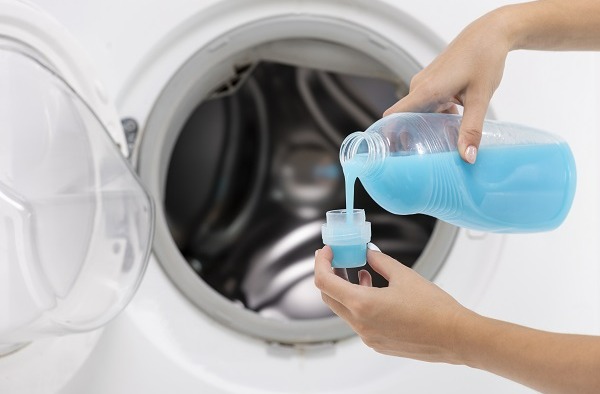ریختن مایع لباسشویی - شستن کیف در لباسشویی