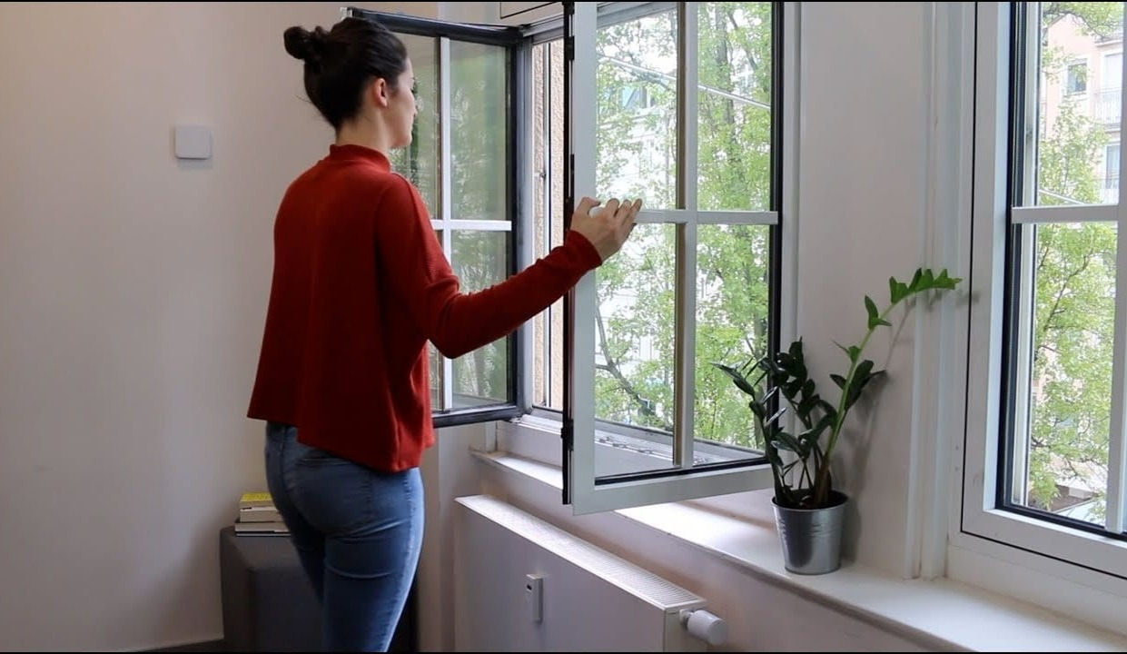 باز کردن پنجره - از بین بردن بوی نم خانه