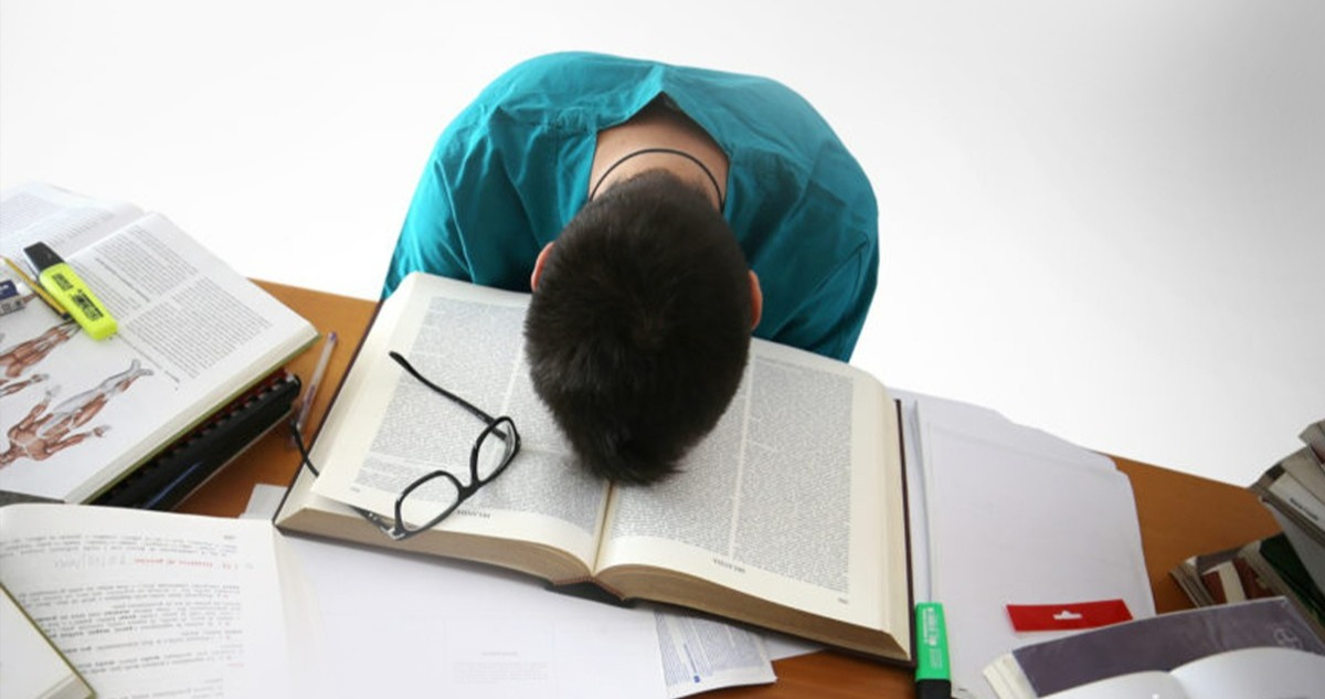خوابیدن روی کتاب - کاهش استرس شب امتحان