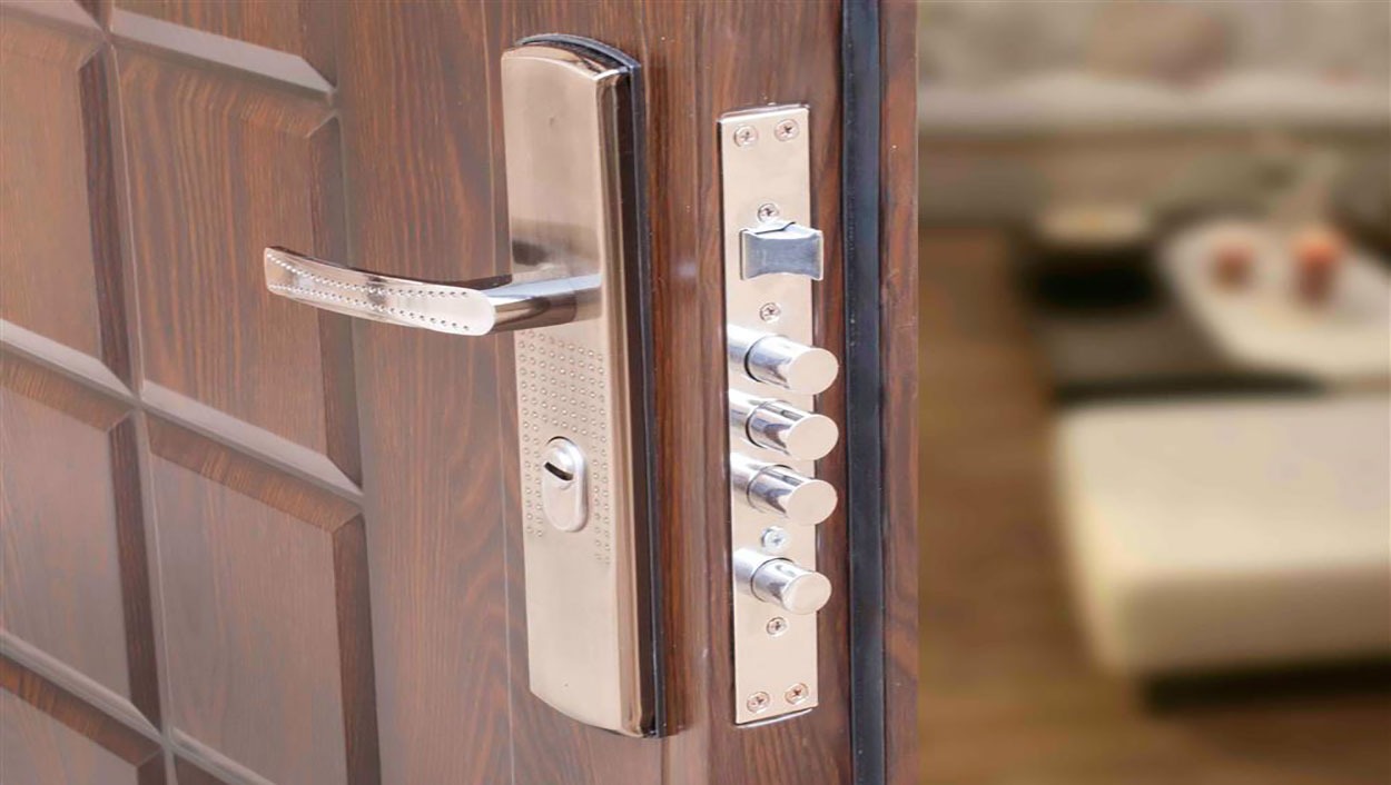 قفل در - تميز كردن درب چوبی
