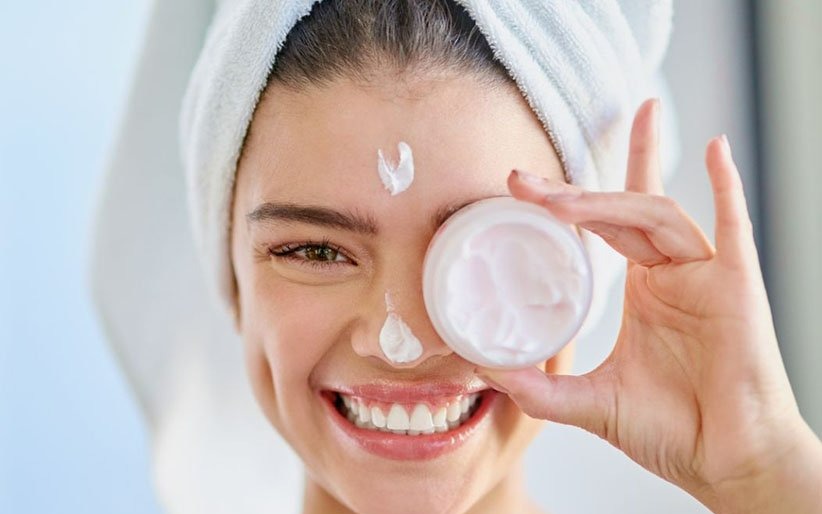 مرطوب کردن صورت - مراقبت از پوست در خانه تکانی