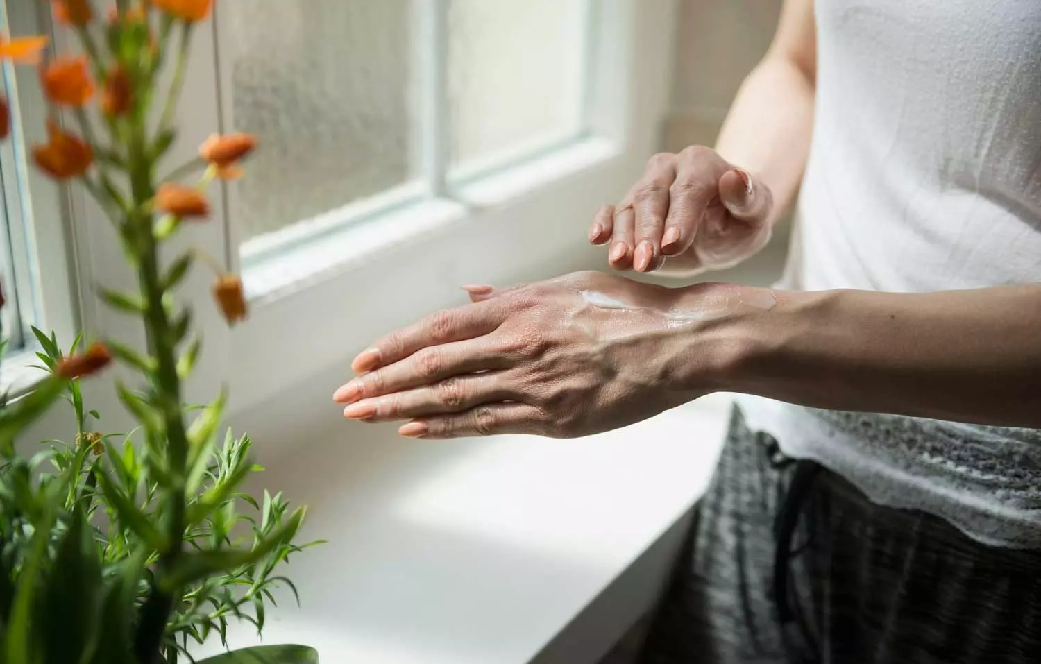 مرطوب کردن پوست - مراقبت از پوست در خانه تکانی