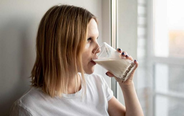 نوشیدن شیر - درمان تنگی نفس با مواد شوینده