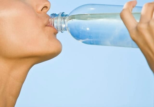 نوشیدن آب - درمان تنگی نفس با مواد شوینده