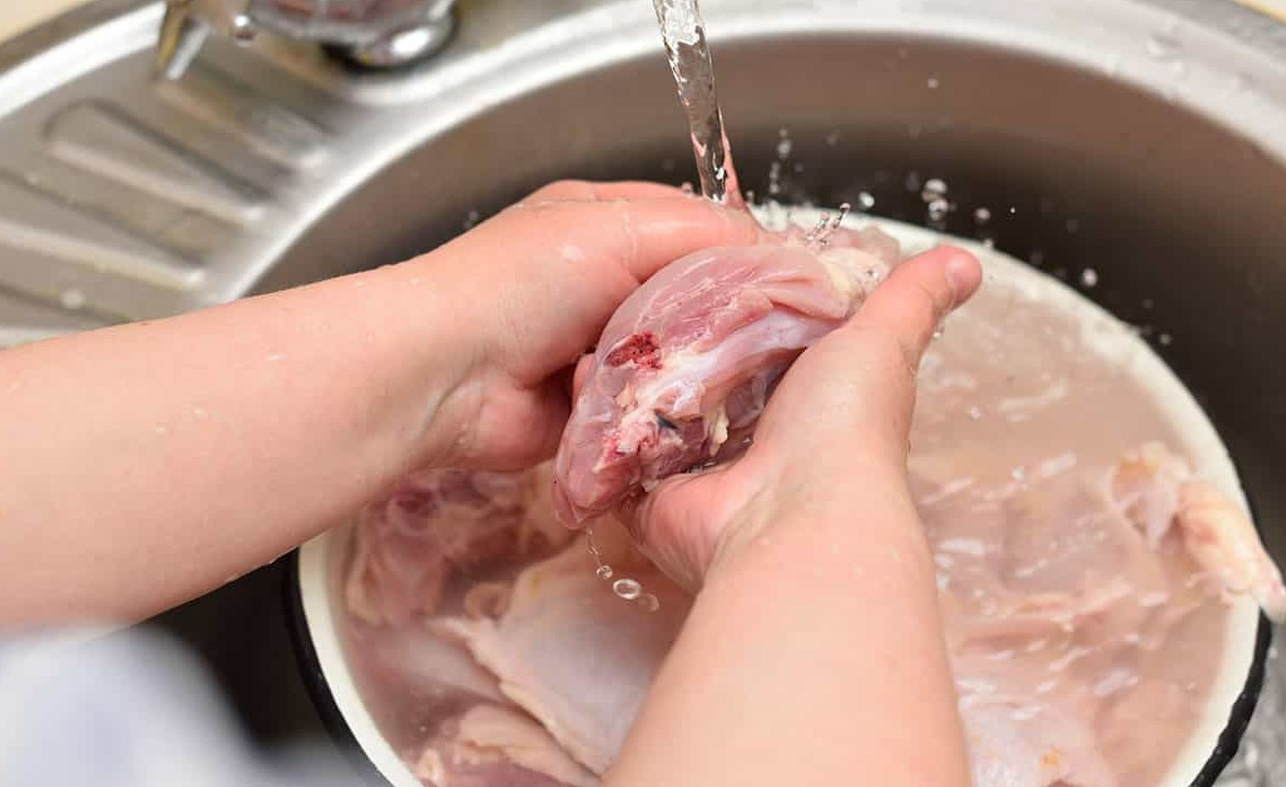 نگهداری گوشت و مرغ پخته در فریزر - شستن مرغ