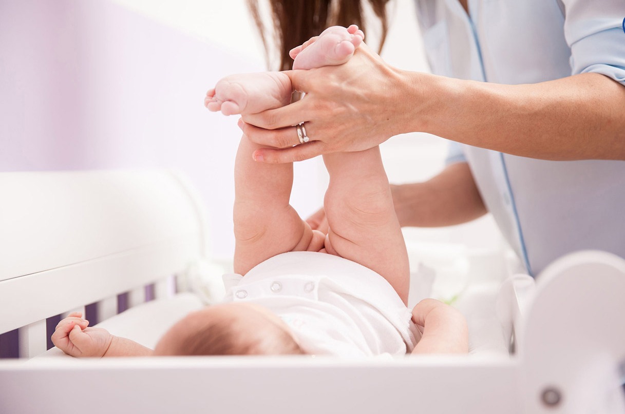 بلند کردن پای نوزاد - تعویض پوشک نوزاد