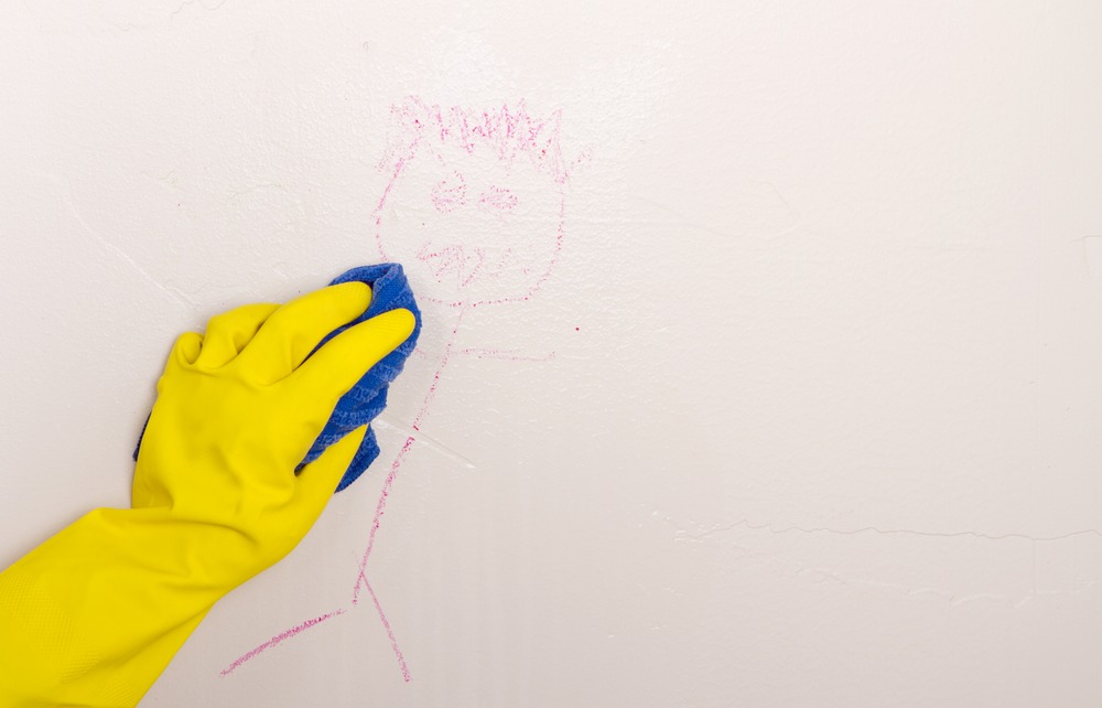 نقاشی دیوار - تمیز کردن دیوار رنگ روغنی