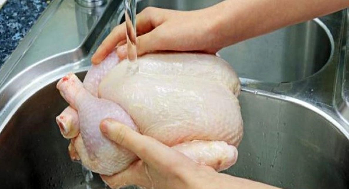 مرغ سبز - شستن مرغ خام
