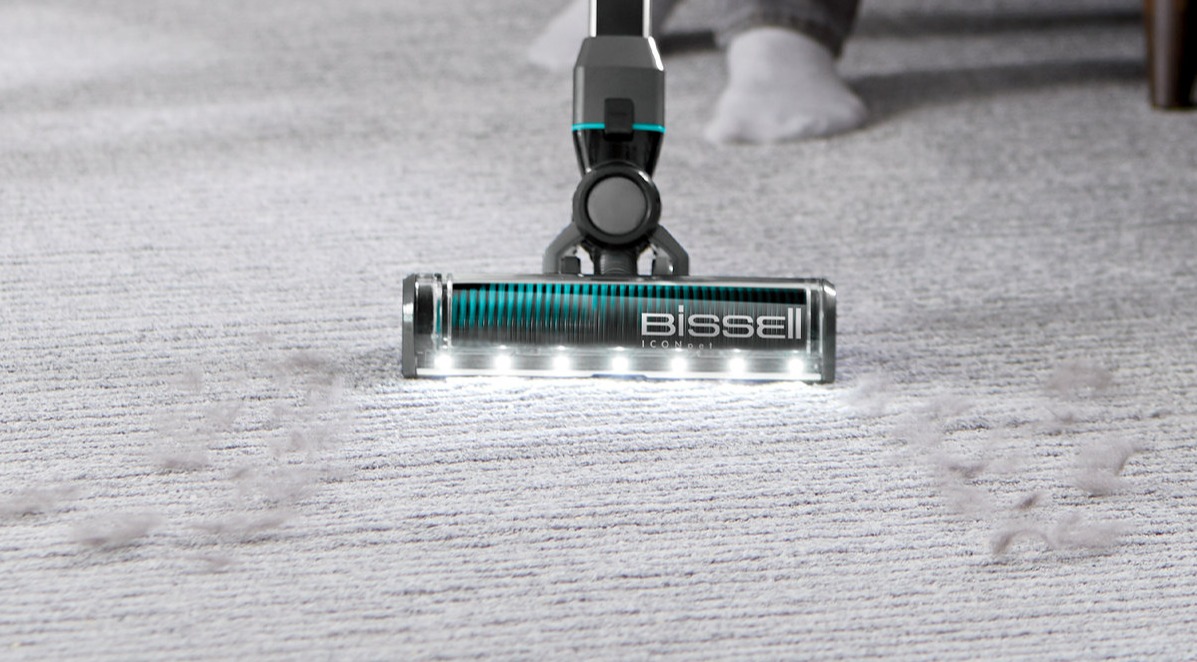 جمع كردن مو از روی فرش - جارو برقی