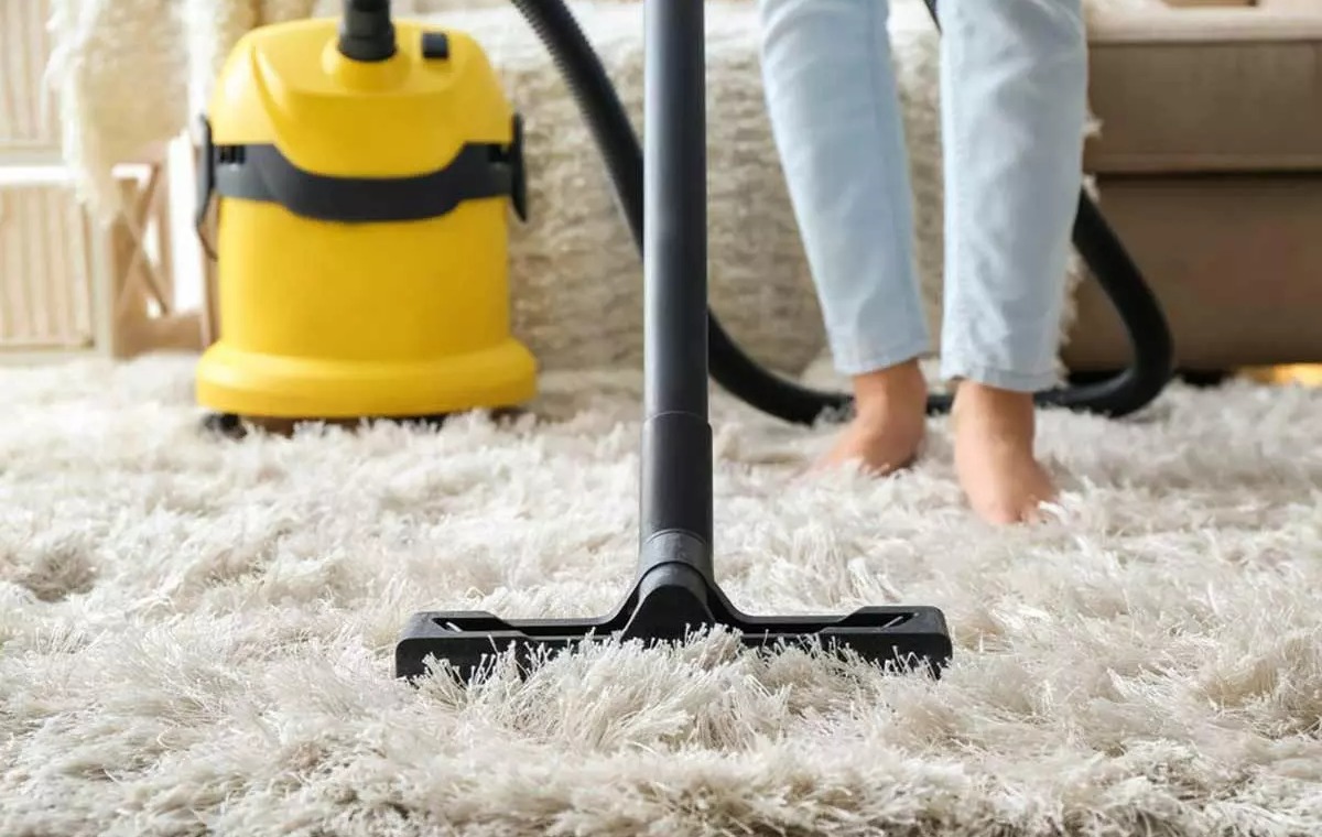 جمع كردن مو از روی فرش - جارو کردن فرش