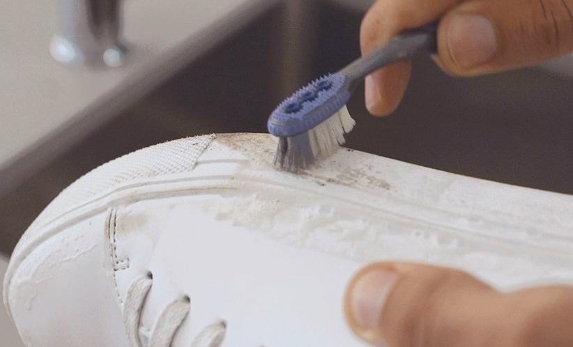 کاربرد خمیر دندان در خانه - خمیر دندان برای تمیز کردن کفش