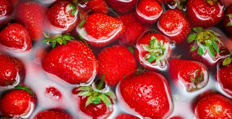 روش شستن توت فرنگی - شستن توت فرنگی با نمک