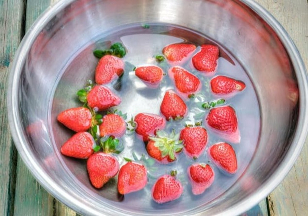 روش شستن توت فرنگی - شستن توت فرنگی با سرکه