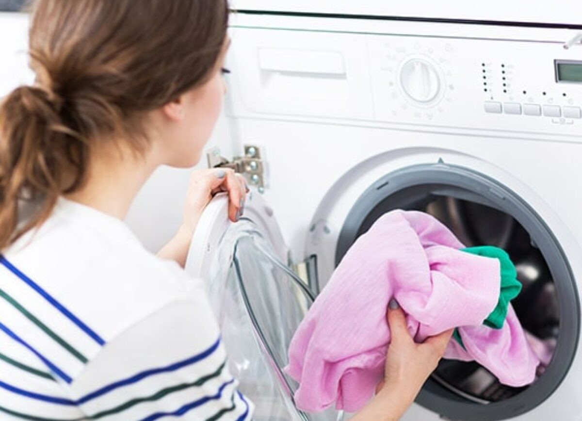 تمیز نشدن لباس در لباسشویی - انداختن لباس در لباسشویی