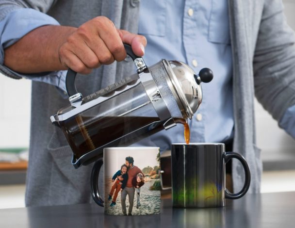 ریختن قهوه در لیوان - روش شستن فرنچ پرس