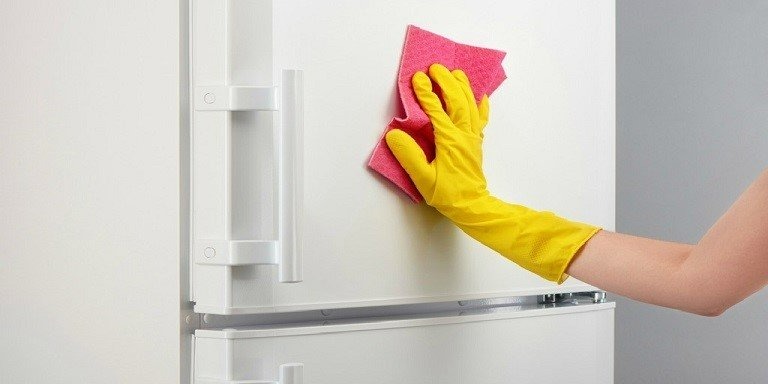 دستمال کردن یخچال - براق کردن بدنه یخچال