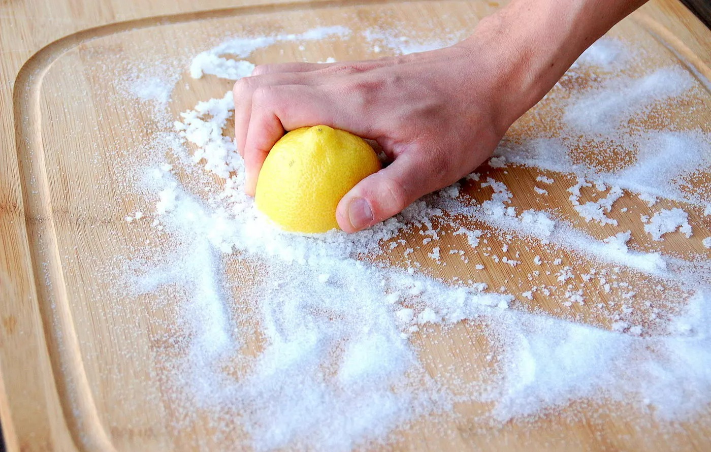 تمیز کردن تخته گوشت - لیمو ترش روی تخته