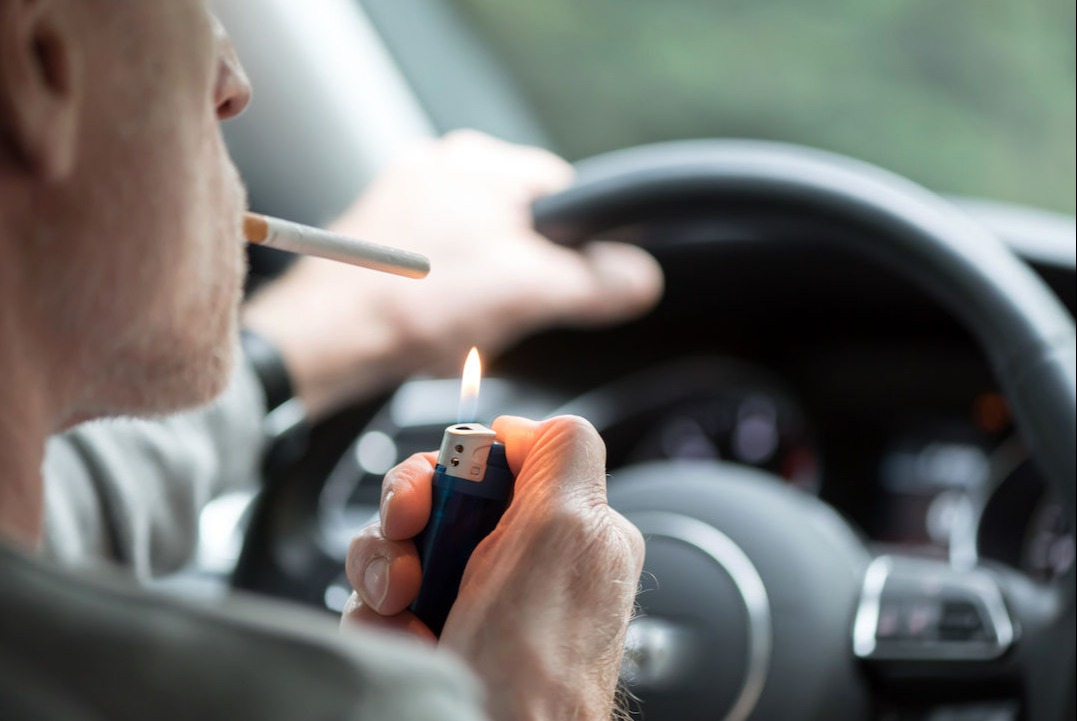 از بین بردن بوی سیگار - راننده فندک در دست