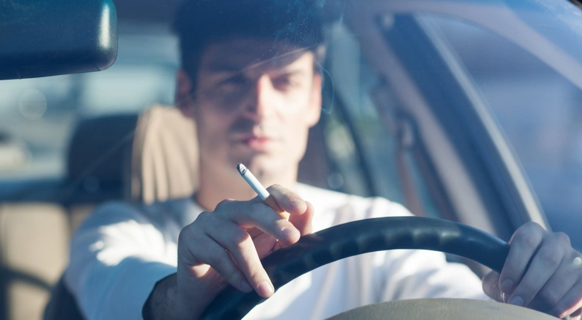 از بین بردن بوی سیگار - راننده در حال سیگار کشیدن