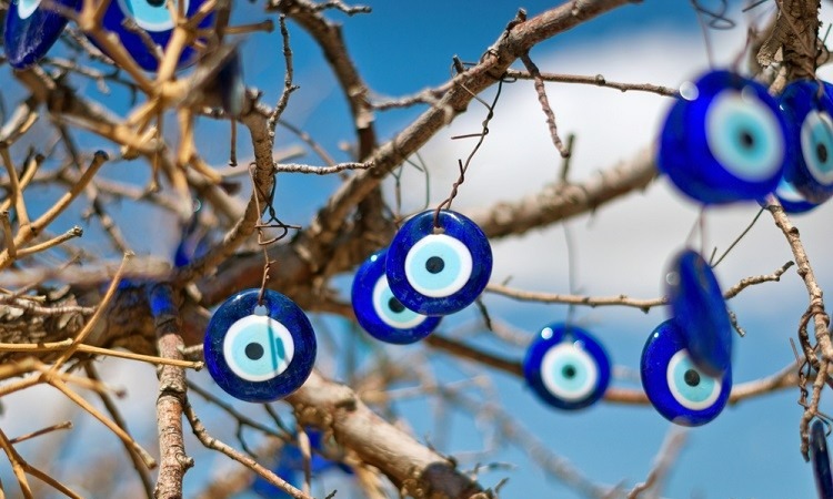 دفع چشم زخم - علامت چشم نظر در درخت