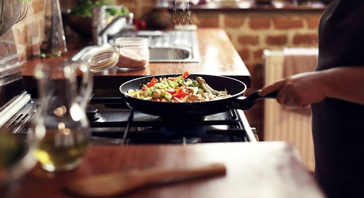 سرخ کردن سبزیجات - جلوگیری از چسبیدن غذا به ماهیتابه