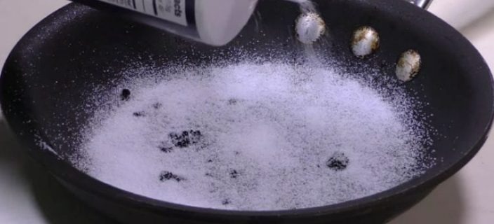 نمک پاشیدن - جلوگیری از چسبیدن غذا به ماهیتابه