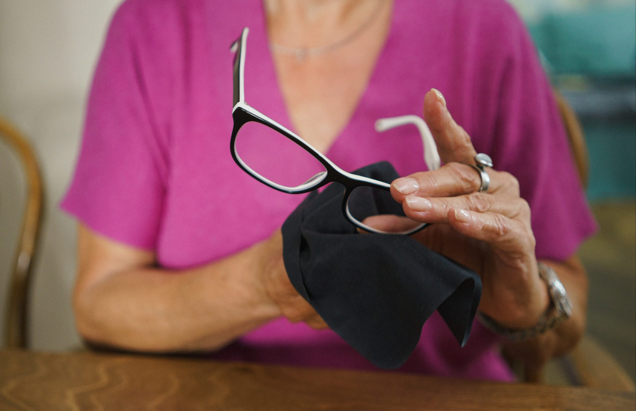 تميز كردن شيشه عينک