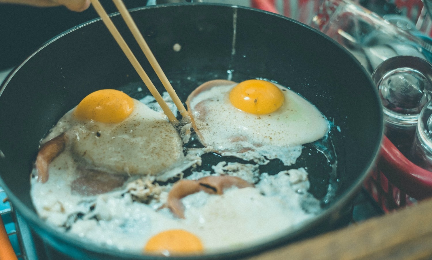 سرخ کردن تخم مرغ - جلوگیری از پاشیدن روغن