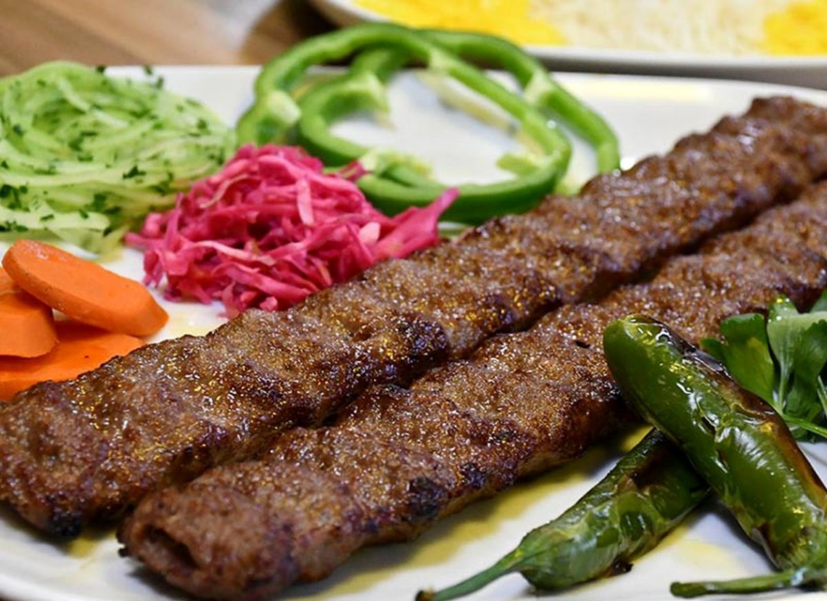 کباب کوبیده ی خانگی - ریختن کباب کوبیده از سیخ