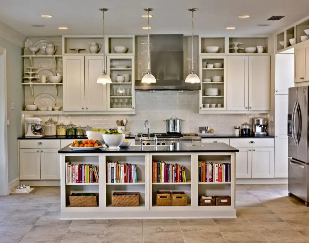 آشپزخانه شلوغ با قفسه و شلف های زیاد - نوسازی آشپزخانه کم هزینه