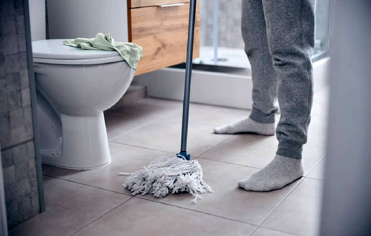 تی کشیدن کف دستشویی - پاک کردن نجاست از روی سرامیک
