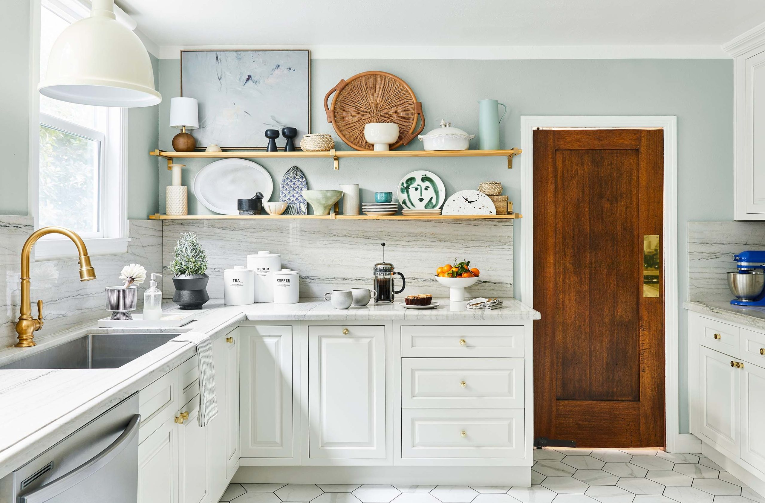 آشپزخانه سفید با شلف های چوبی - نوسازی آشپزخانه کم هزینه