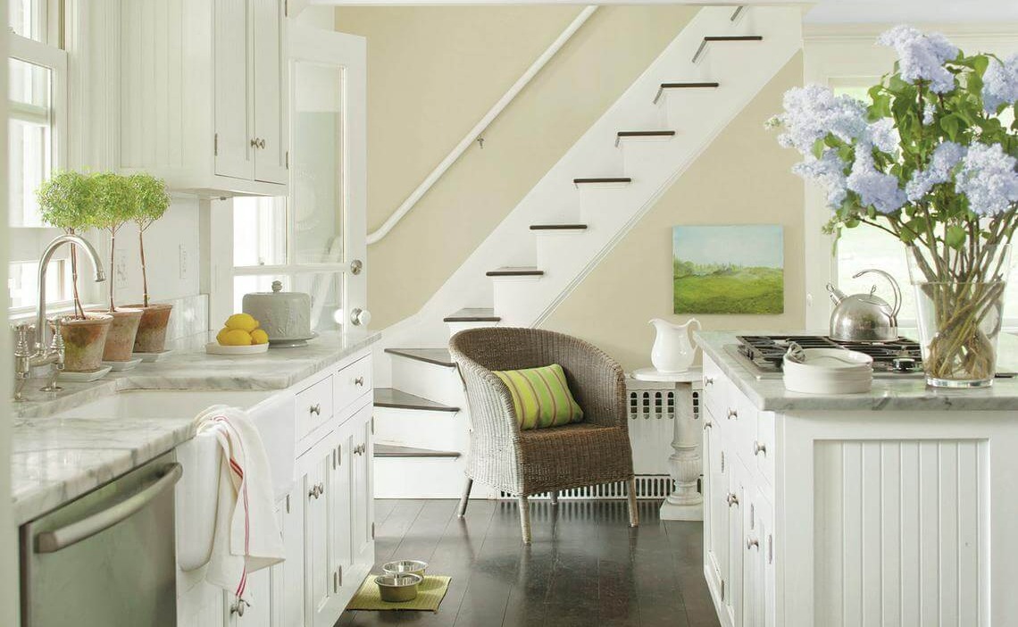 آشپزخانه سفید زیر پله با دکور گیاه - نوسازی آشپزخانه کم هزینه