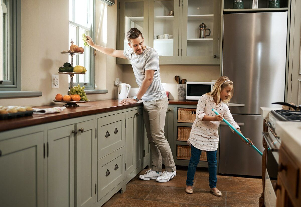 تمیز کردن آشپزخانه توسط مرد و دختر بچه - نوسازی آشپزخانه کم هزینه