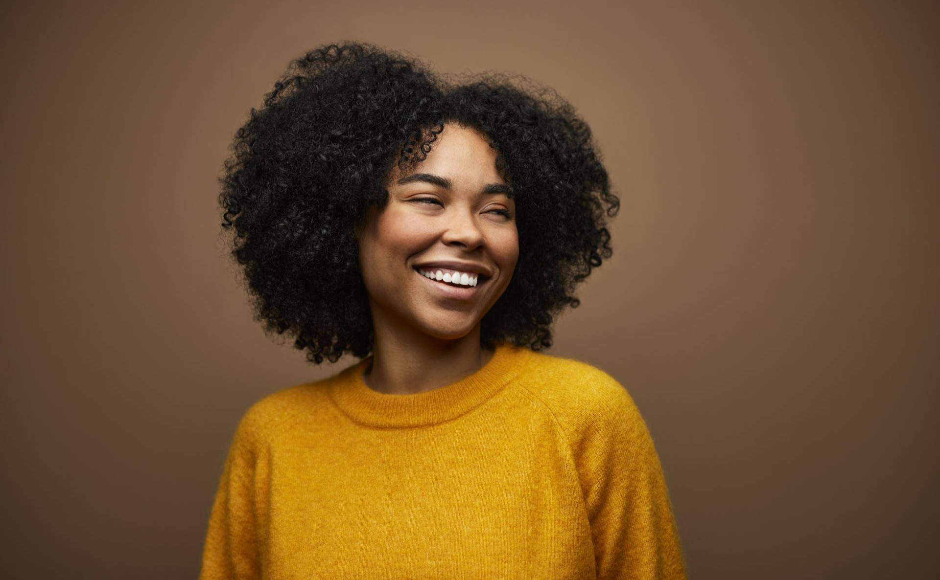 زن سیاهپوست در حال لبخند زدن - زنان شاد