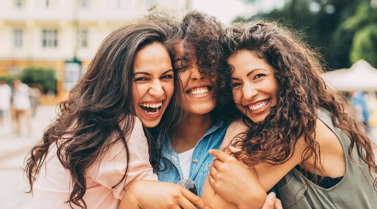 سه خانم که همدیگر رو سفت یغل کردن - زنان شاد