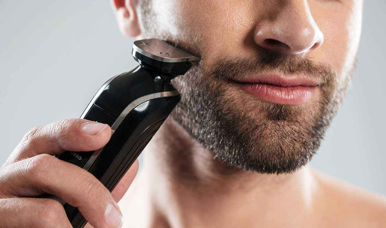 مرد در حال زدن ریش - تمیز کردن ریش تراش