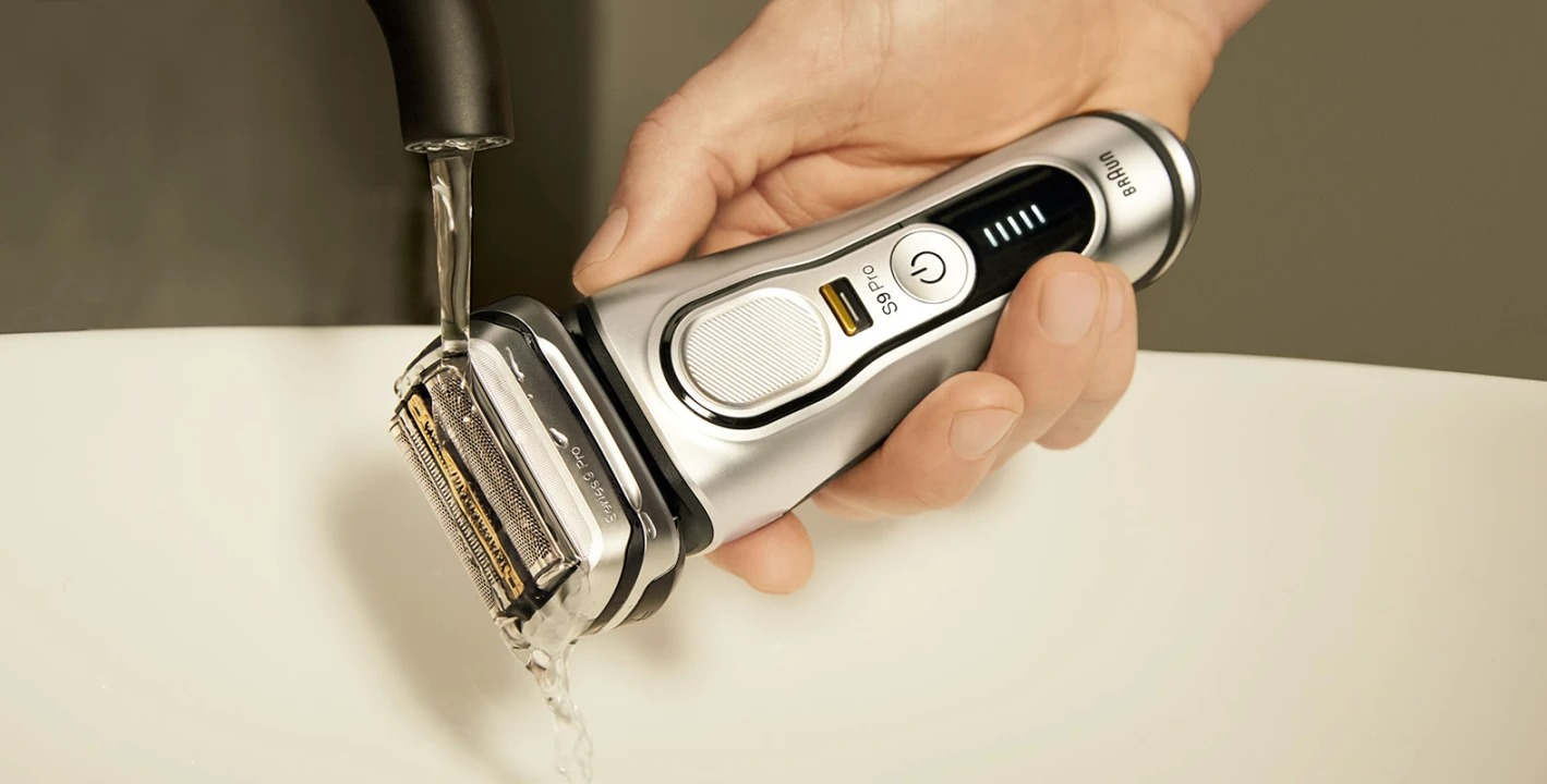 شستن ریش تراش زیر شیر آب - تمیز کردن ریش تراش