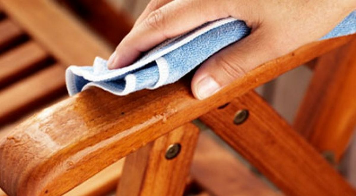 دستمال کردن دسته چوبی صندلی - از بین بردن لکه آب روی چوب