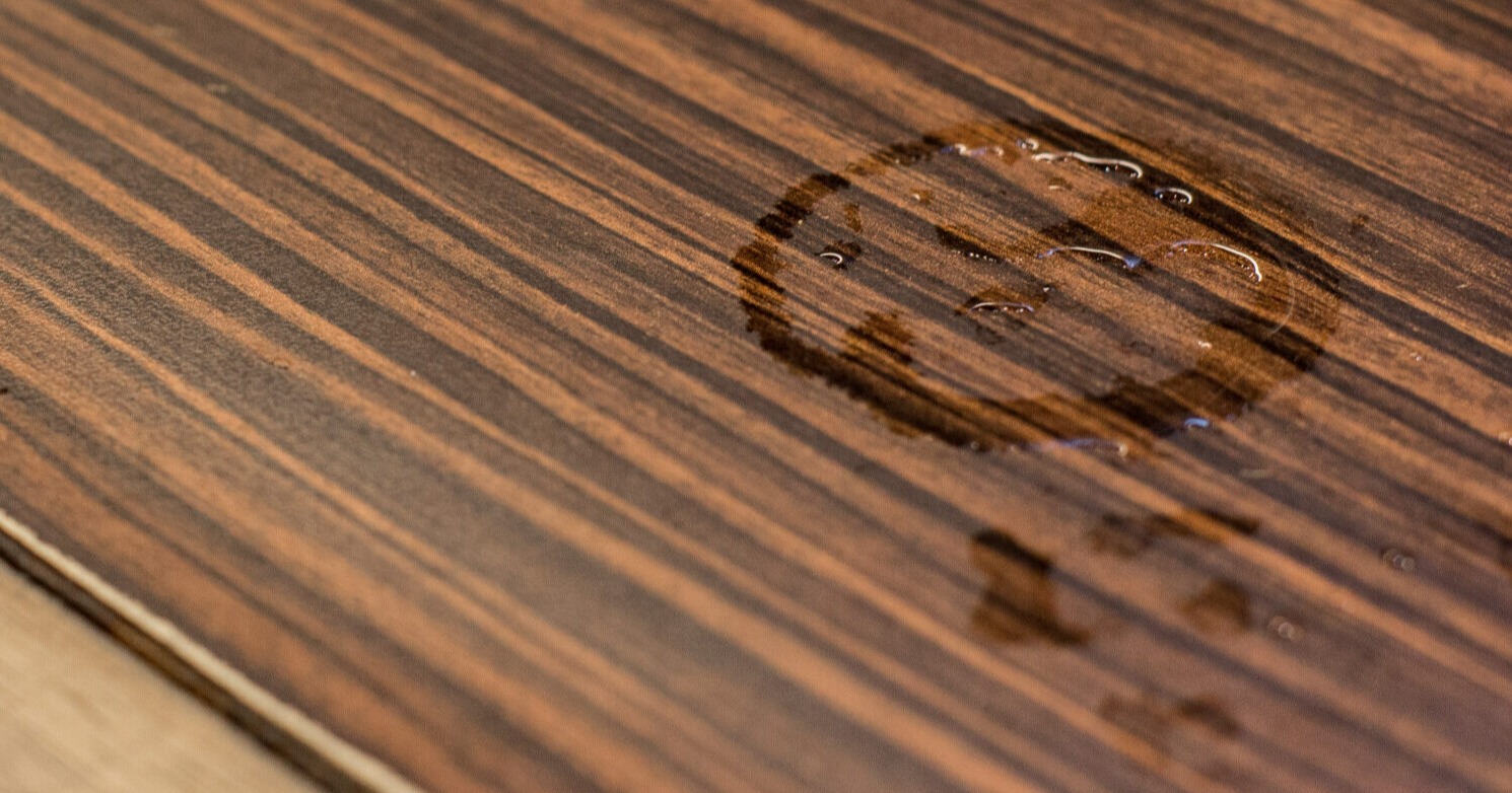 جای رد لیوان روی پارکت چوبی قهوه ای - از بین بردن لکه آب روی چوب